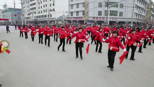 潘小姐在中国传统节日的民间庆典或狂欢节上表演锣鼓视频素材