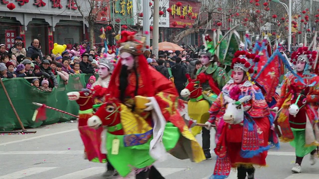 在社火庆祝活动中，村民们装扮成古代人物参加游行，社火是中国春节期间的传统节日民间庆祝活动视频素材