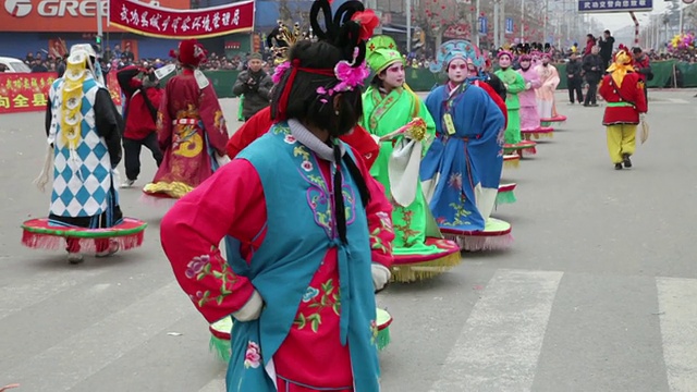 在社火庆祝活动中，村民们装扮成古代人物参加游行，社火是中国春节期间的传统节日民间庆祝活动视频素材