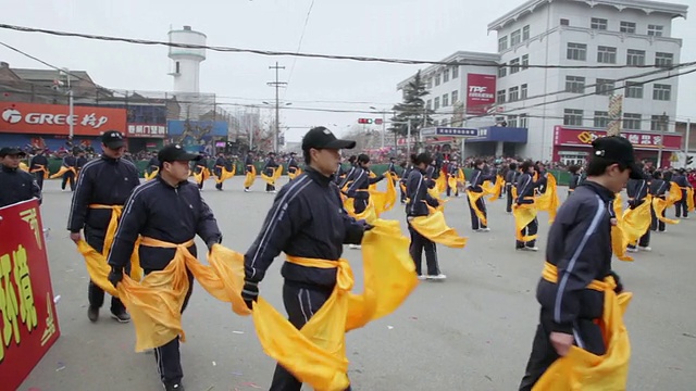 潘小姐在中国传统节日的民间庆典或狂欢节上表演秧歌视频素材