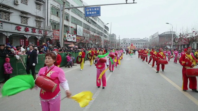 潘小姐:中国春节期间，村民们在传统节日的民间庆典或狂欢节上表演锣鼓视频素材