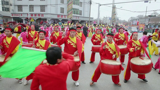 图女士村民在中国传统节日的民间庆典或狂欢节上表演锣鼓视频素材