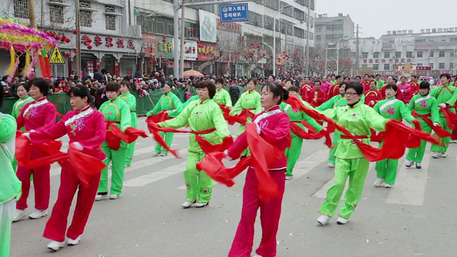 MS TD村民表演秧歌在传统节日的民间庆典或狂欢节在中国春节期间视频素材