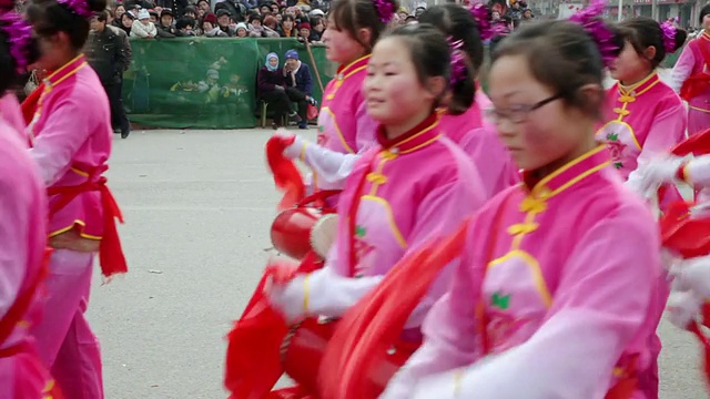 MS学生鼓游行队伍在传统节日的民间庆祝或狂欢节在中国春节期间视频素材