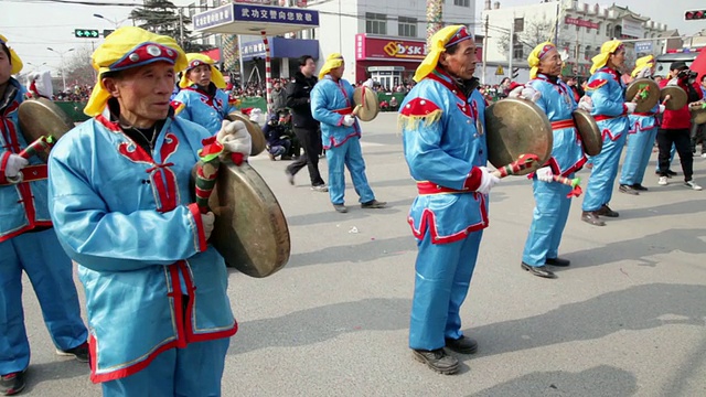 MS村民在中国传统节日的民间庆典或狂欢节上表演锣鼓视频素材