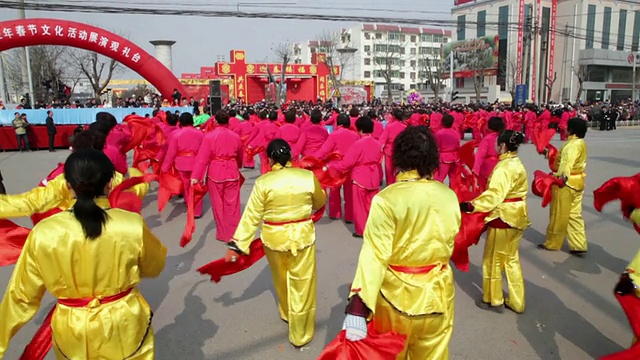 图女士村民在中国传统节日的民间庆祝或狂欢节上表演秧歌视频素材