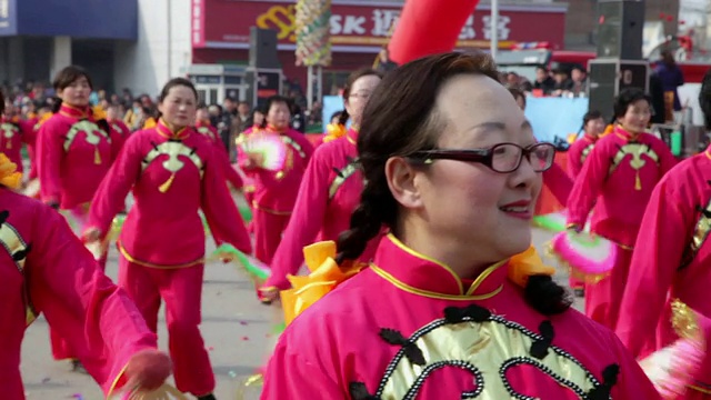 古盘村民在中国传统节日的民间庆典或狂欢节上表演秧歌视频素材