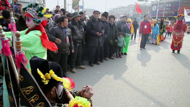 MS TS村民装扮成古代人物参加社火庆祝游行，社火是中国春节期间的传统节日民间庆祝活动视频素材