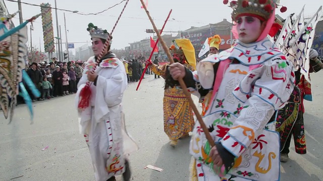 在社火庆祝活动中，村民们装扮成古代人物参加游行。社火是中国春节期间传统的民间节日庆祝活动视频素材