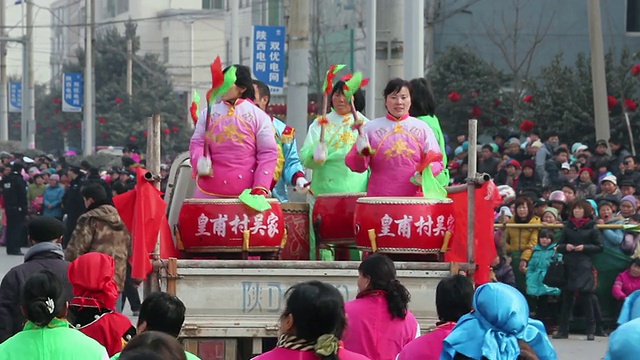 MS村民表演锣鼓在传统节日的民间庆典或狂欢节在中国春节期间视频素材