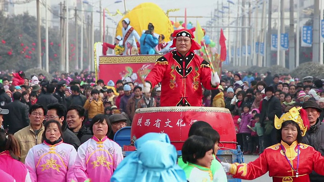 MS村民表演锣鼓在传统节日的民间庆典或狂欢节在中国春节期间视频素材