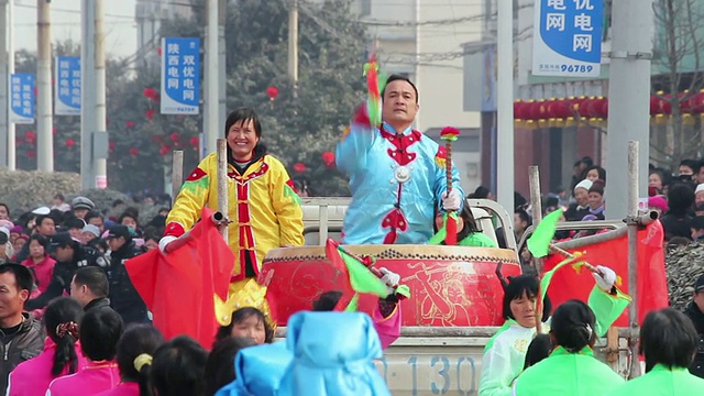 MS村民表演锣鼓在传统节日的民间庆典或狂欢节在中国春节期间视频素材