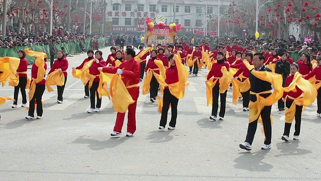 潘小姐:中国春节期间，村民们在传统节日的民间庆典或狂欢节上表演秧歌视频素材