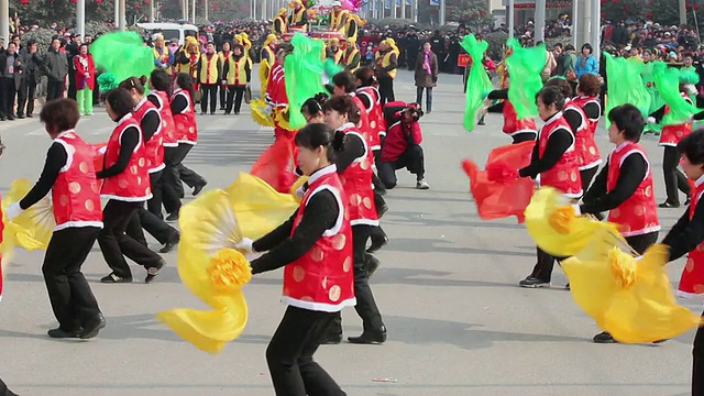 在社火庆祝活动中，村民们装扮成中国神话中的人物参加游行，社火是中国春节期间的传统节日民间庆祝活动视频素材