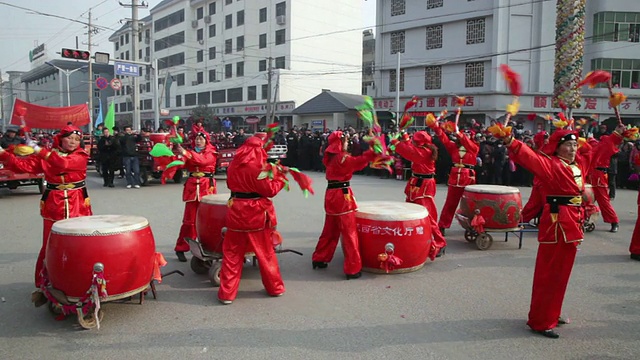 潘小姐:中国春节期间，村民们在传统节日的民间庆典或狂欢节上表演锣鼓视频素材