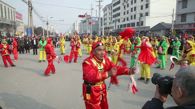 潘小姐:中国春节期间，村民们在传统节日的民间庆典或狂欢节上表演锣鼓视频素材