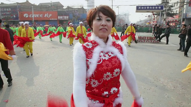 MS TS村民在中国传统节日的民间庆典或狂欢节上表演秧歌视频素材