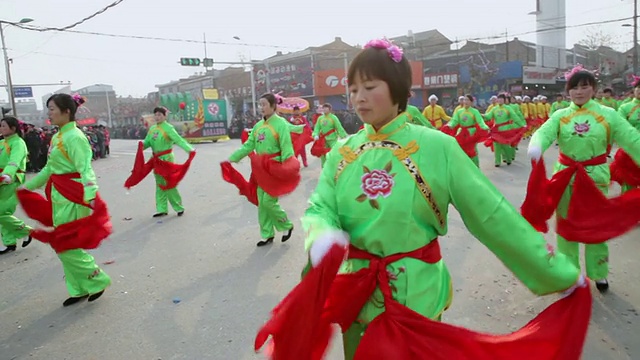 MS POV村民在中国传统节日的民间庆祝或狂欢节上表演秧歌视频素材