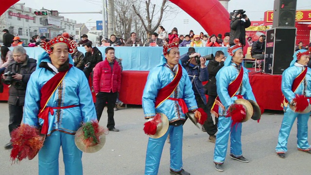 潘小姐:中国春节期间，村民们在传统节日的民间庆典或狂欢节上表演锣鼓视频素材