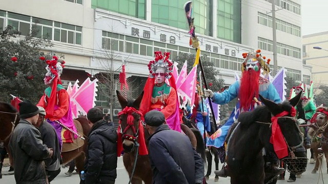 在社火庆祝活动中，村民们装扮成古代人物参加游行。社火是中国春节期间传统的民间庆祝活动/陕西西安视频素材