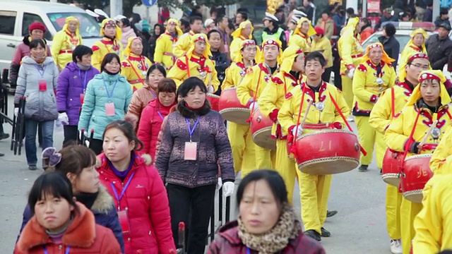 MS村民表演锣鼓在传统节日的民间庆典或狂欢节在中国春节期间视频素材