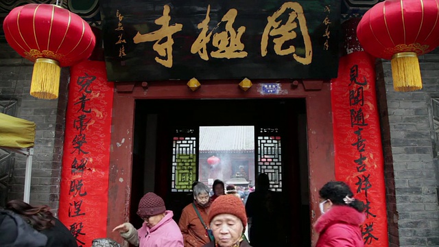 中国农历新年期间，朝圣者在西安佛寺祈福视频素材