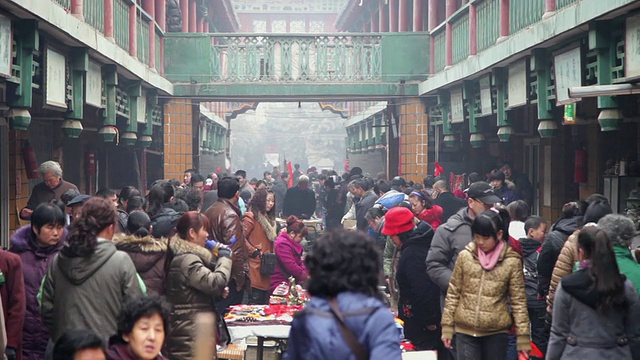 中国陕西西安古玩市场的MS拥挤区域视频素材