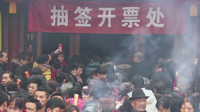 中国陕西西安，一群朝圣者在道教寺庙烧香祈求好运视频素材