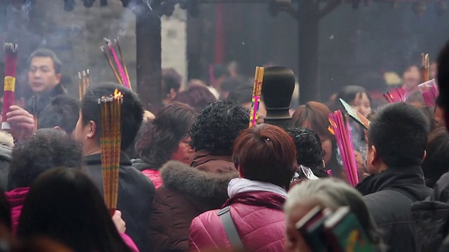 中国陕西西安，一群朝圣者在道教寺庙烧香祈求好运视频素材