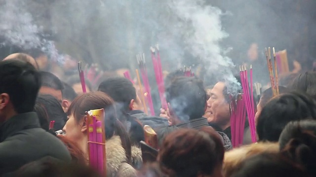 中国陕西西安，一群朝圣者在道教寺庙烧香祈求好运视频素材