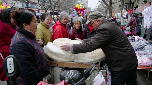 中国陕西西安，街边小贩卖大硬面饼视频素材