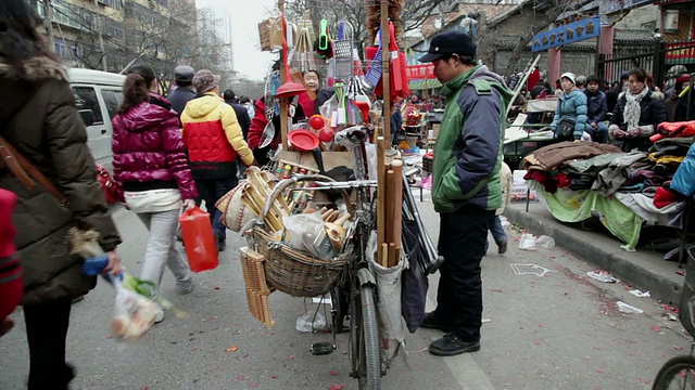 中国陕西西安，MS街商人在卖垫料视频素材