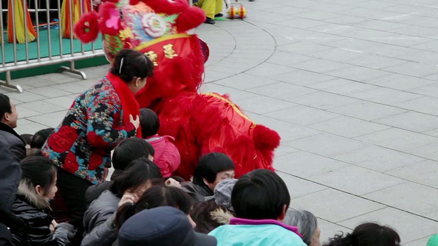 MS TS People performing lion dance during chinese spring festival AUDIO /西安，陕西，中国视频素材