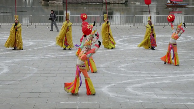 女演员们装扮成古代舞蹈演员在中国春节期间在陕西西安唐乐园表演视频素材