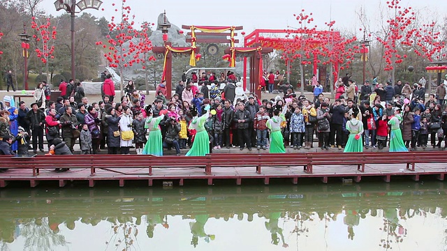 中国春节期间，穿着传统服装的妇女在展示传统仪式视频素材