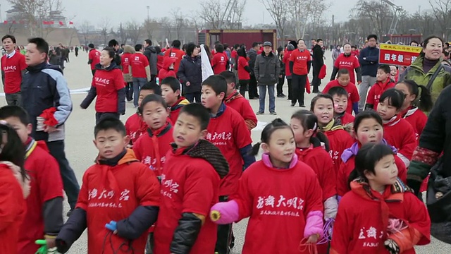 MS学校的孩子们在中国陕西西安大明宫国家遗产公园参加户外活动视频素材