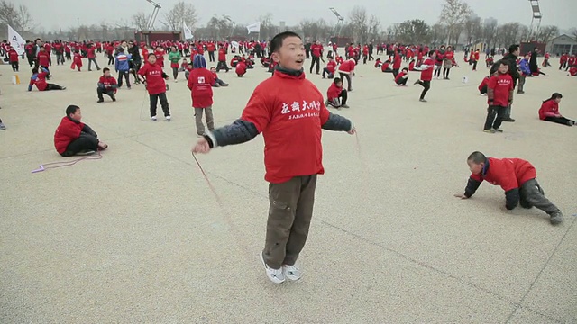 MS学校的孩子们参加跳绳活动/陕西西安，中国视频素材