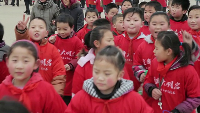 潘小姐学校儿童参加户外活动/陕西西安，中国视频素材