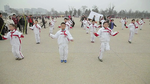 潘小姐学校小朋友展示跳绳活动/中国陕西西安视频素材