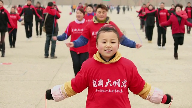 中国陕西西安，MS学校学生和市民展示跳绳活动视频素材