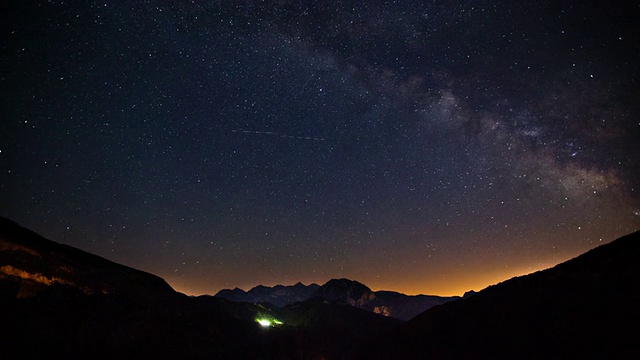 时光流逝:夜晚的群山视频素材