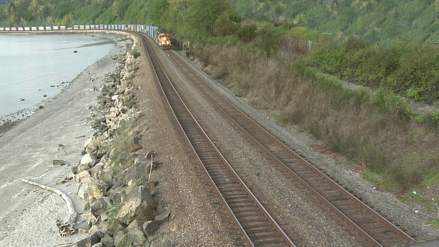 货运列车沿着海岸蜿蜒前进，速度为4:2:2视频素材