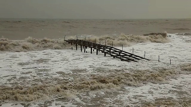 海滩上的风暴视频下载