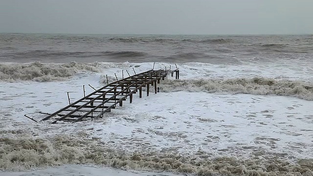 海滩上的风暴视频下载