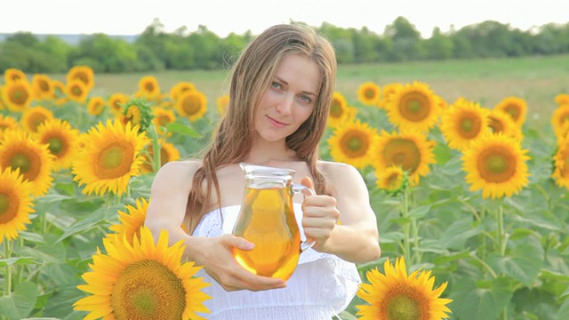 年轻女子拿着葵花籽油罐视频素材