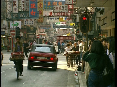 WA繁忙的城市街道景象显示的人，标志和交通，香港视频素材