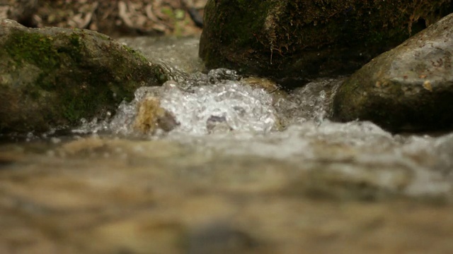 水在岩石间流动视频素材