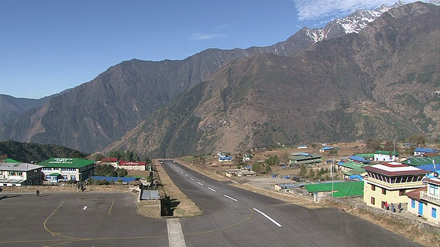 尼泊尔khumbu地区Lukla (khumbu Valley)的Lukla机场跑道视图视频素材