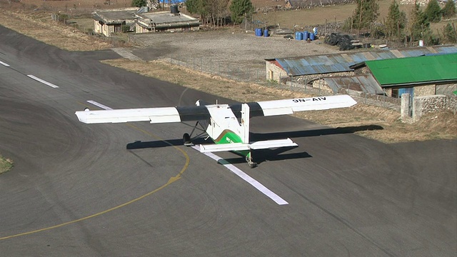 MS TS螺旋桨飞机Pilatus Porter在尼泊尔昆布山谷附近的卢卡拉机场的小跑道上起飞视频素材