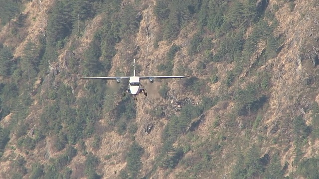 MS TS螺旋桨飞机Pilatus Porter在尼泊尔昆布山谷附近的卢卡拉机场的小跑道上起飞视频素材